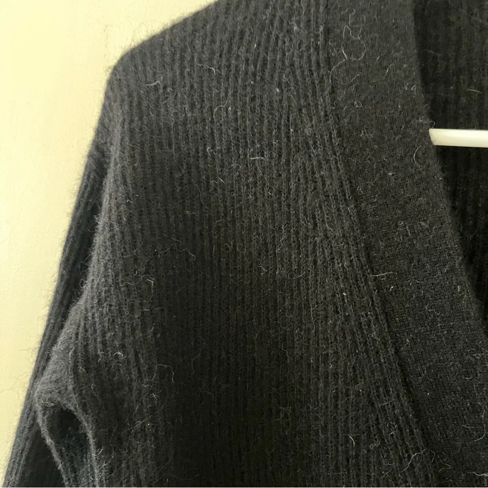 Quince | black cropped cardigan - Picture 4 of 5